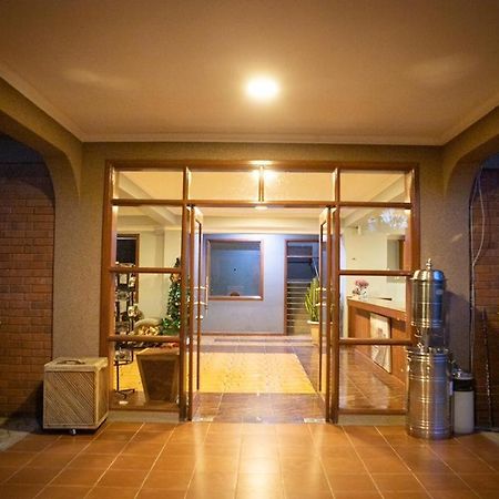 Summit Lodge Marombosa ภายนอก รูปภาพ
