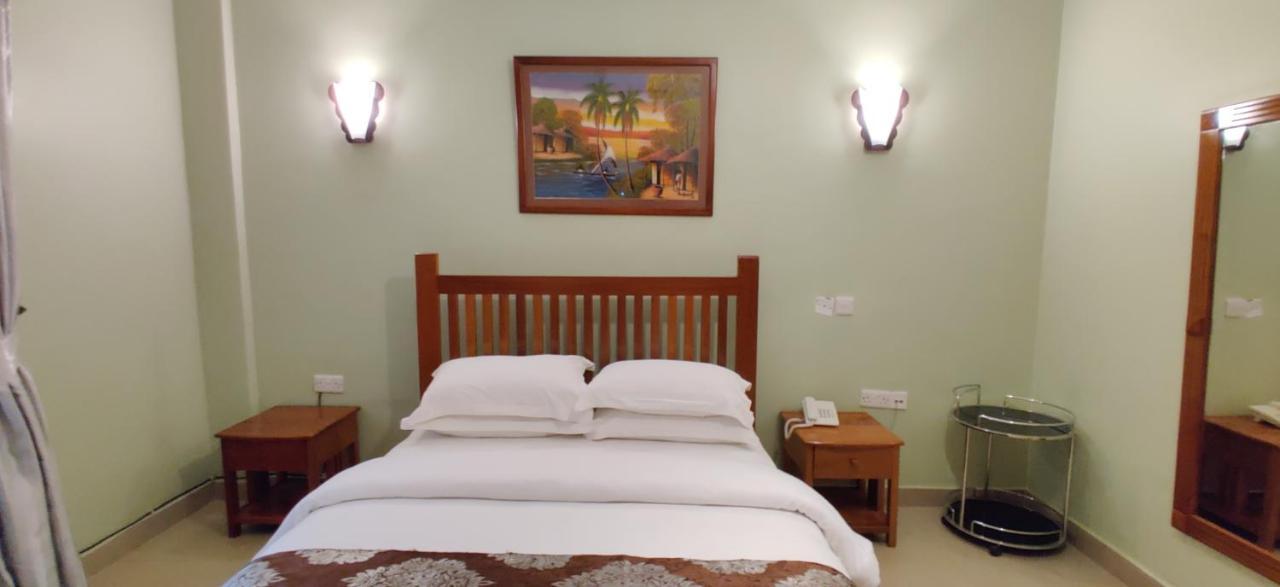 Summit Lodge Marombosa ภายนอก รูปภาพ